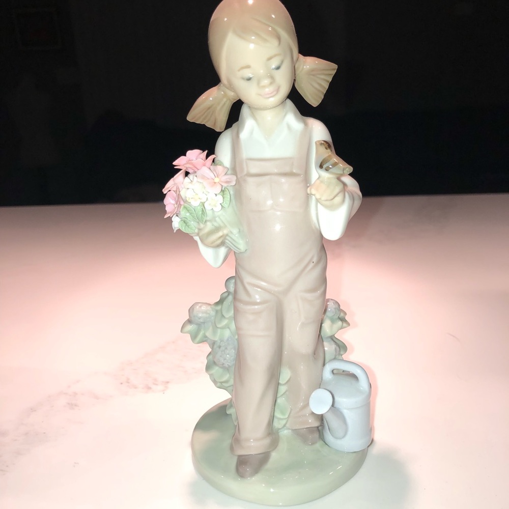 Lladro 5217  spring - girl with flowers - Picture 2 of 6